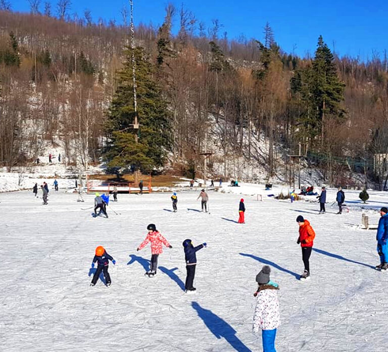 Korčuľovanie na jazierku v Tatranskej Lomnici