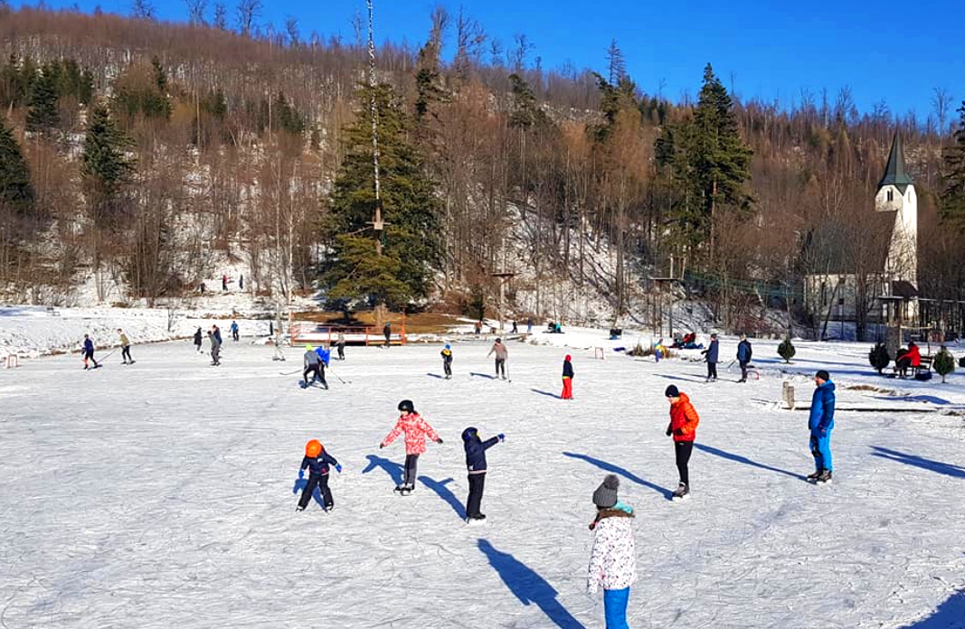 Korčuľovanie na jazierku v Tatranskej Lomnici