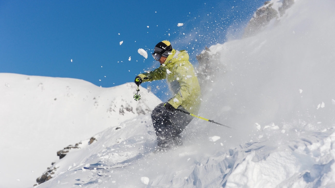 Freeride lyžiari môžu na neupravenom teréne spustiť lavínu. Foto: Depositphotos.