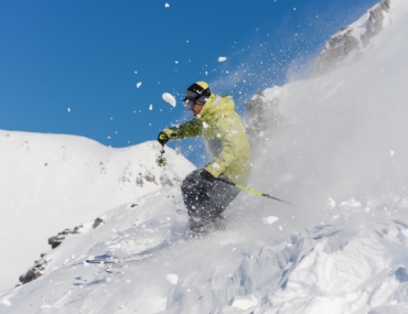 Freeride lyžiari môžu na neupravenom teréne spustiť lavínu. Foto: Depositphotos.