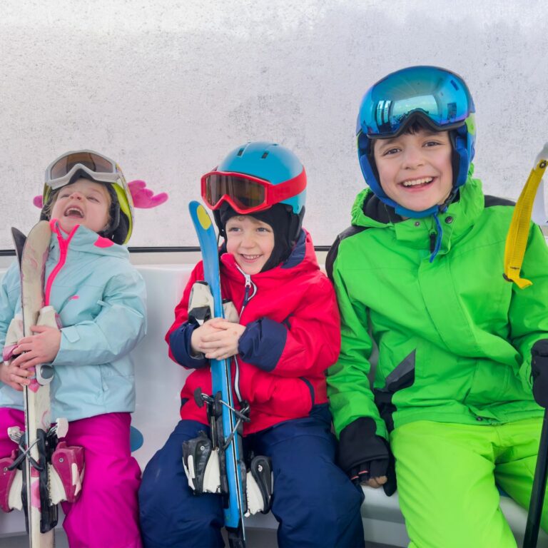 Mladí lyžiari musia mať na svahoch povinne prilbu. Foto: Depositphotos.