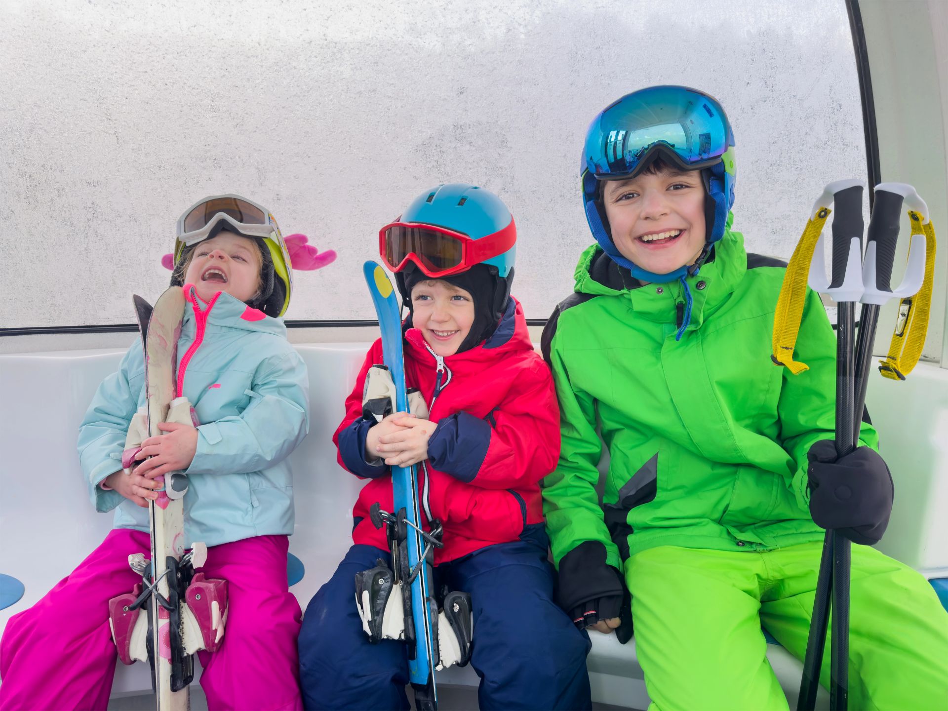Mladí lyžiari musia mať na svahoch povinne prilbu. Foto: Depositphotos.