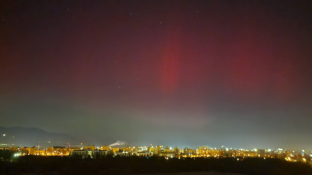 Polárna žiara nad Vysokými Tatrami v noci v pondelok 19. januára. Foto: Patrik Patrik.