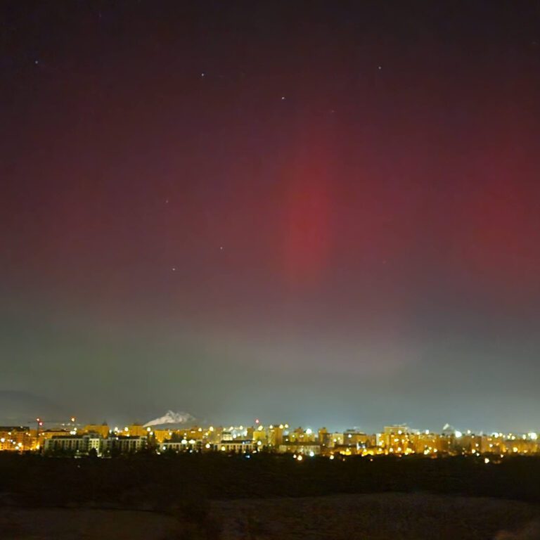 Polárna žiara nad Vysokými Tatrami v noci v pondelok 19. januára. Foto: Patrik Patrik.