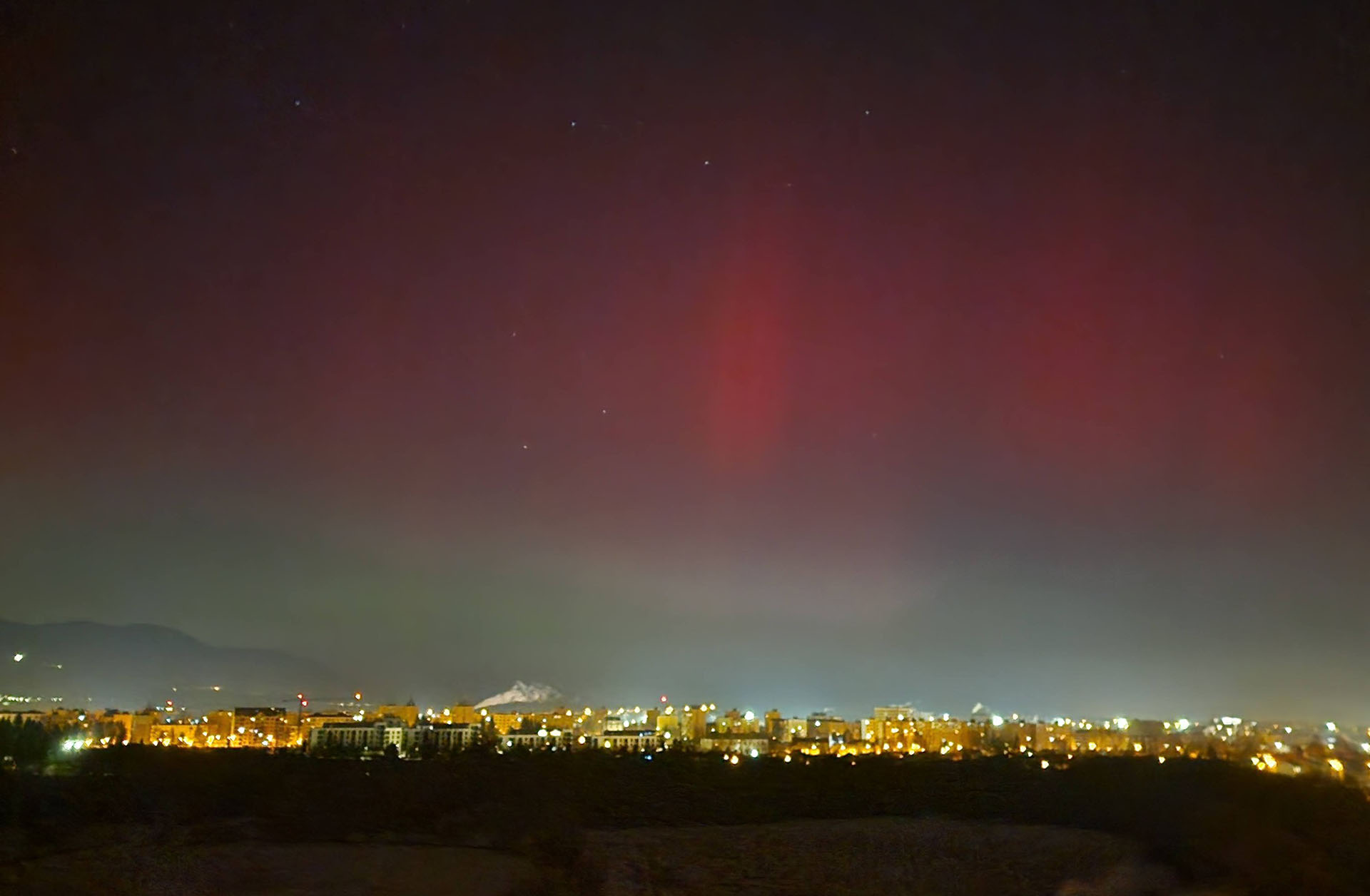 Polárna žiara nad Vysokými Tatrami v noci v pondelok 19. januára. Foto: Patrik Patrik.