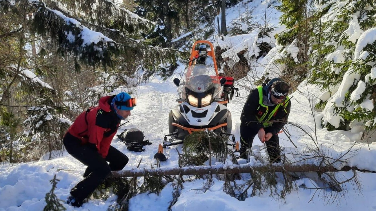 Horskí záchranári si museli pri záchrane turistu poradiť aj s terénnymi prekážkami