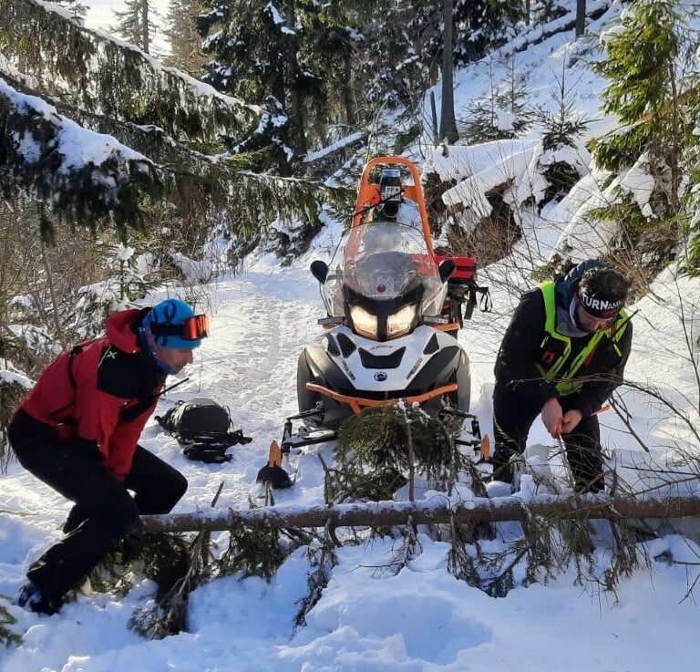 Horskí záchranári si museli pri záchrane turistu poradiť aj s terénnymi prekážkami