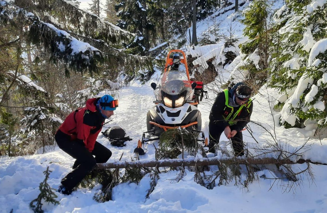 Horskí záchranári si museli pri záchrane turistu poradiť aj s terénnymi prekážkami