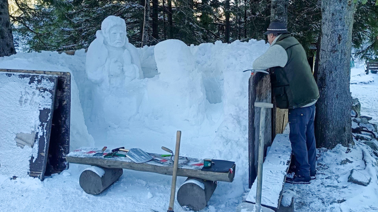 Peter Petras pri práci na snehovom betleheme pri Rainerovej chate. Foto: Aleš T. Neboli Alda.