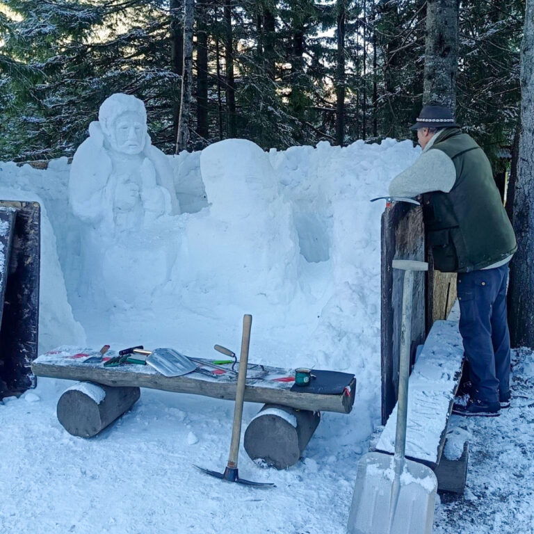 Peter Petras pri práci na snehovom betleheme pri Rainerovej chate. Foto: Aleš T. Neboli Alda.