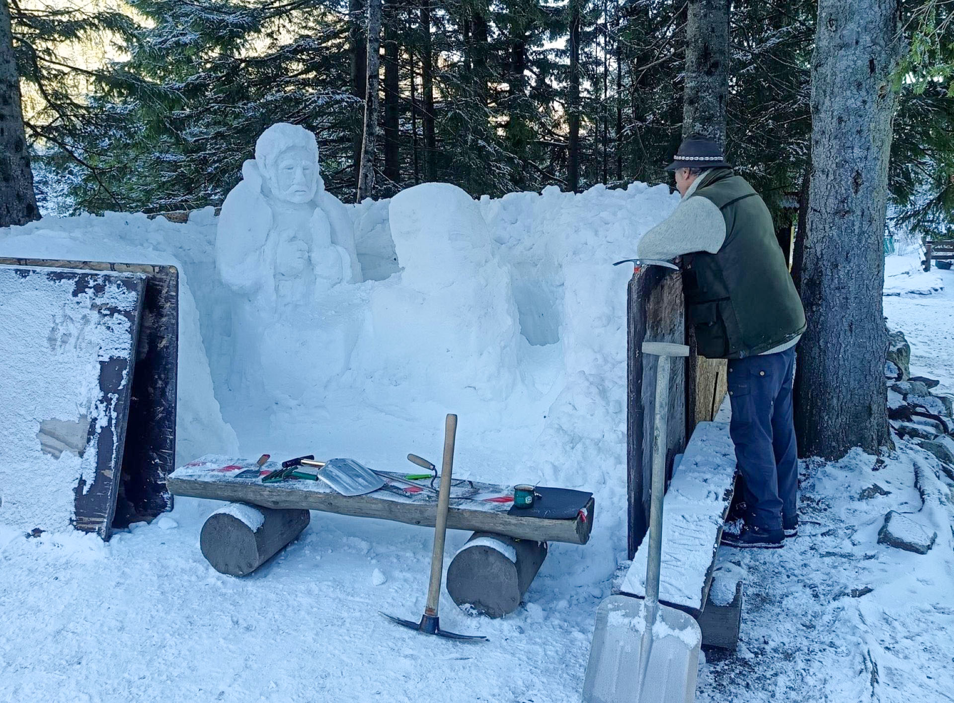 Peter Petras pri práci na snehovom betleheme pri Rainerovej chate. Foto: Aleš T. Neboli Alda.