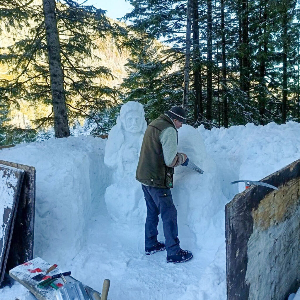 Peter Petras pri práci na snehovom betleheme pri Rainerovej chate. Foto: Aleš T. Neboli Alda.