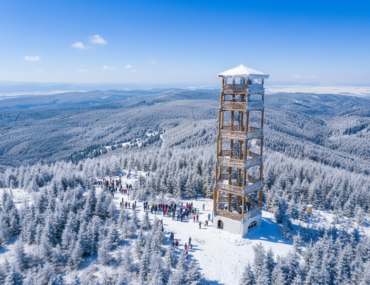 Výhľad na Vysoké Tatry z rozhľadne Marčulina na vrchu Javorina v Levočských vrchoch. Foto: Envato.