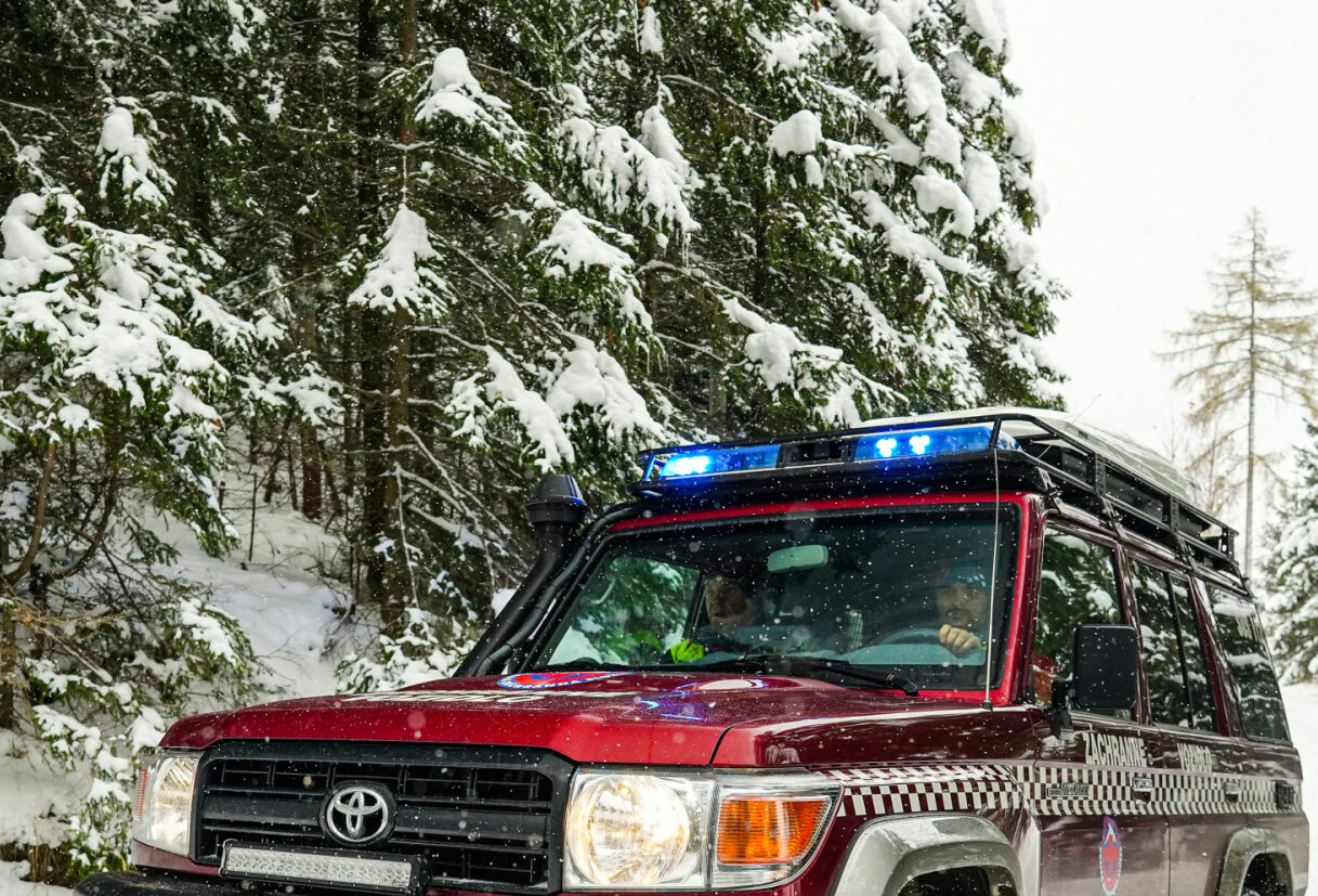 Horskí záchranári ratovali muža, ktorého zrazil sánkar