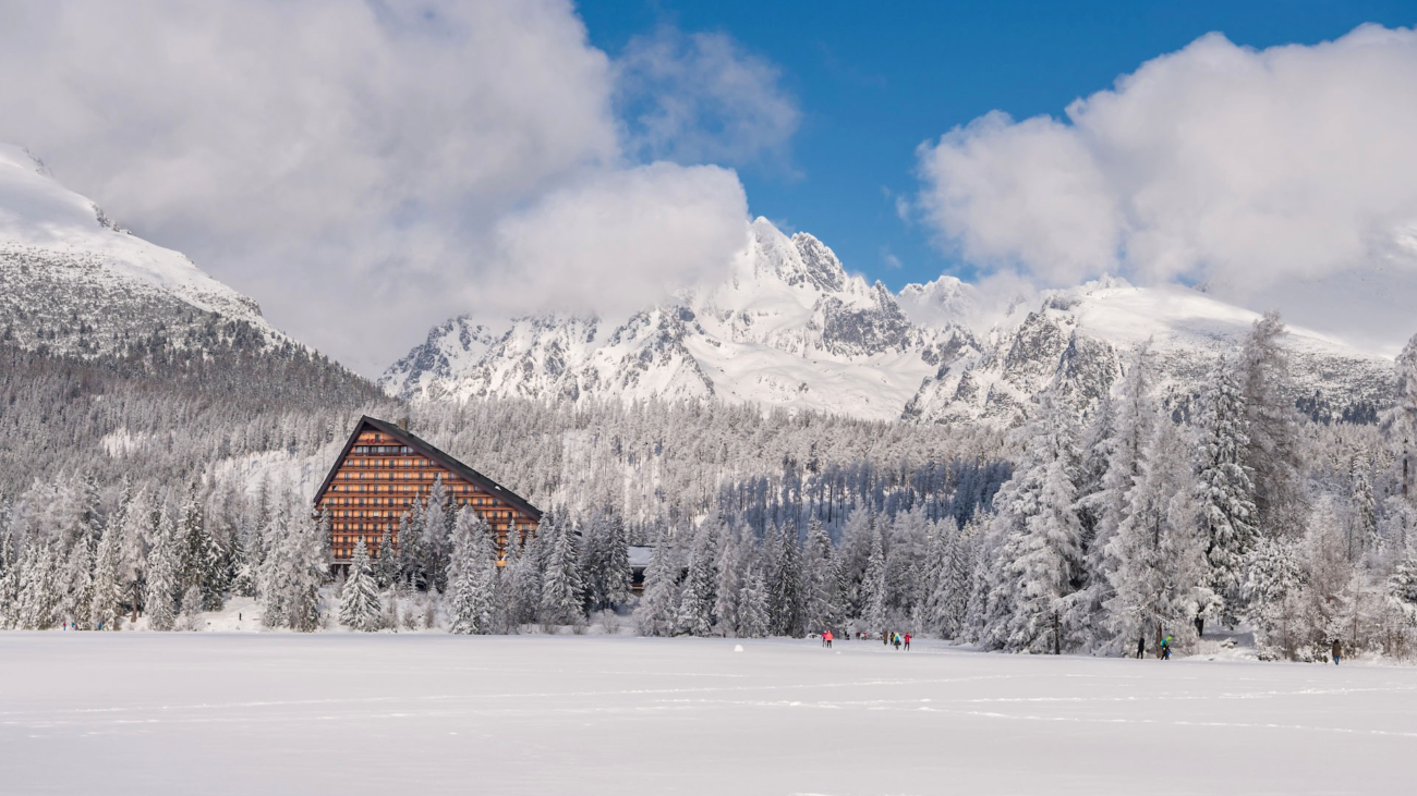 Štrbské pleso patrí medzi najznámejšie strediská Vysokých Tatier. Foto: Depositphotos.