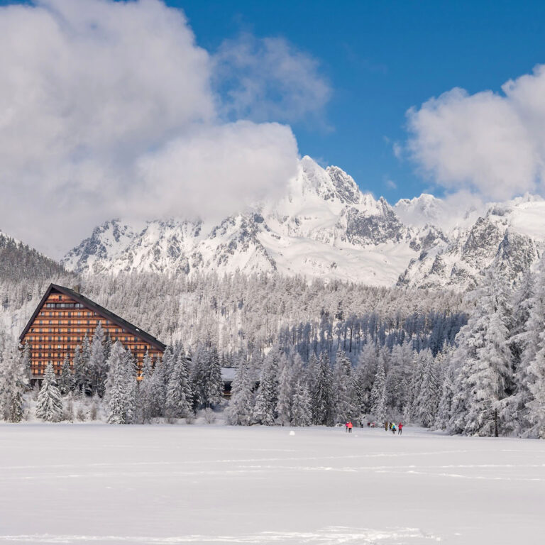 Štrbské pleso patrí medzi najznámejšie strediská Vysokých Tatier. Foto: Depositphotos.