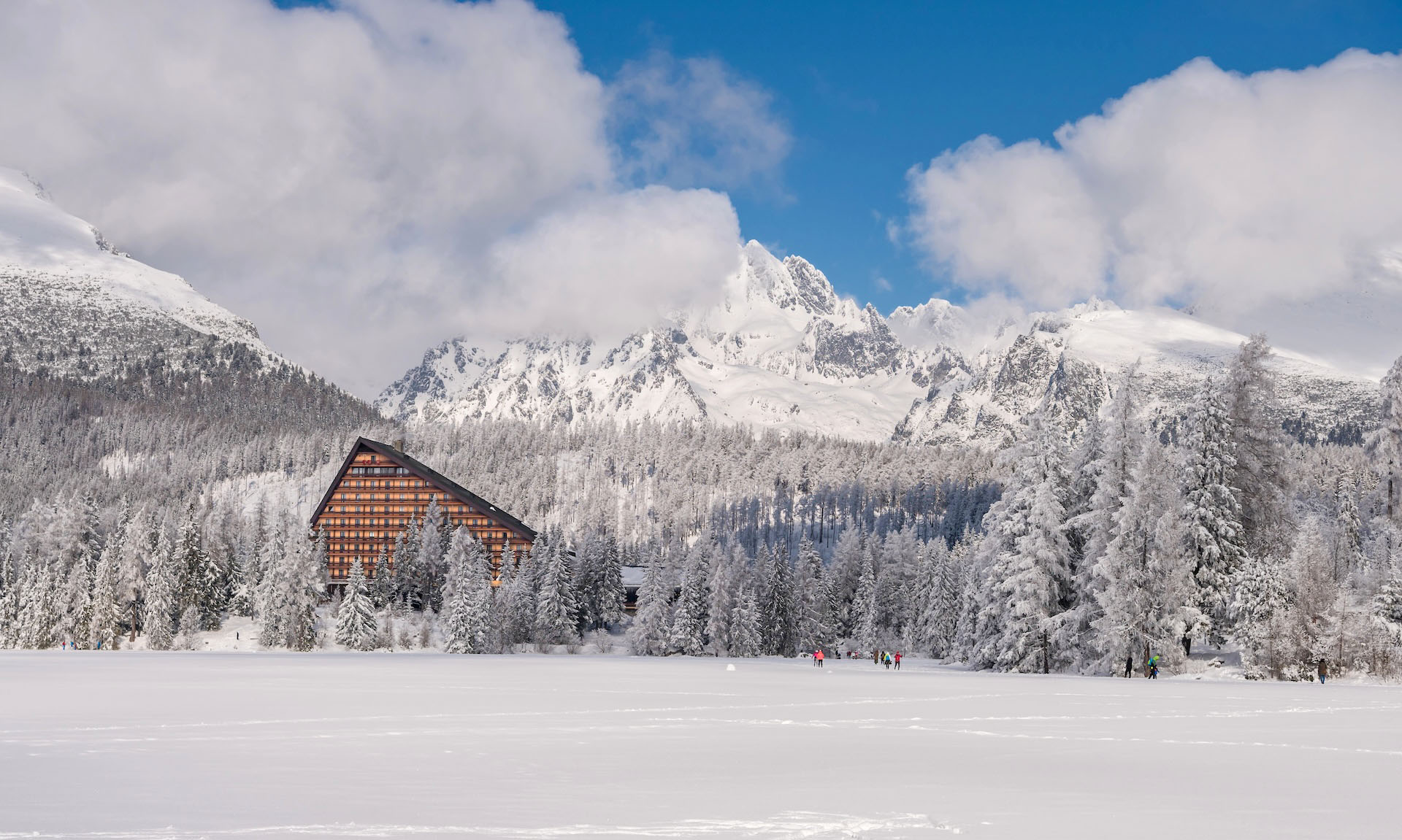 Štrbské pleso patrí medzi najznámejšie strediská Vysokých Tatier. Foto: Depositphotos.