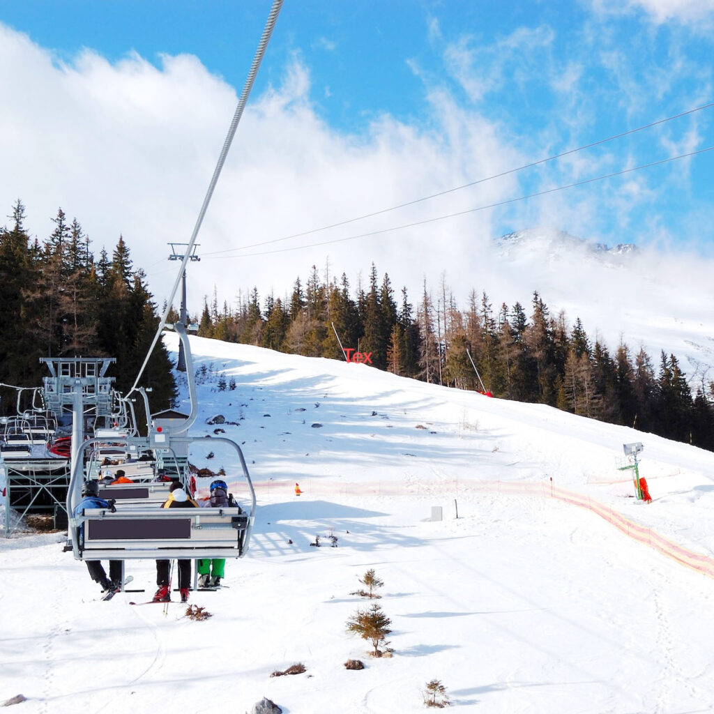 Sedačková lanovka v Tatranskej Lomnici. Foto: Depositphotos.