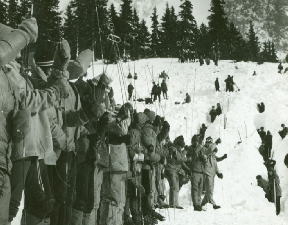 Sondovacie družstvo v lavínovom nánose