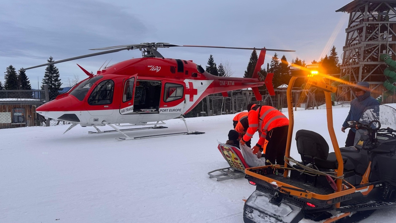 Ťažké úrazy si na svahoch vyžiadali aj asistenciu záchranárskych vrtuľníkov
