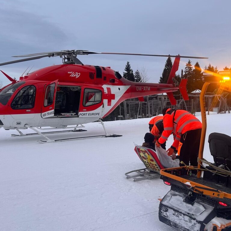 Ťažké úrazy si na svahoch vyžiadali aj asistenciu záchranárskych vrtuľníkov