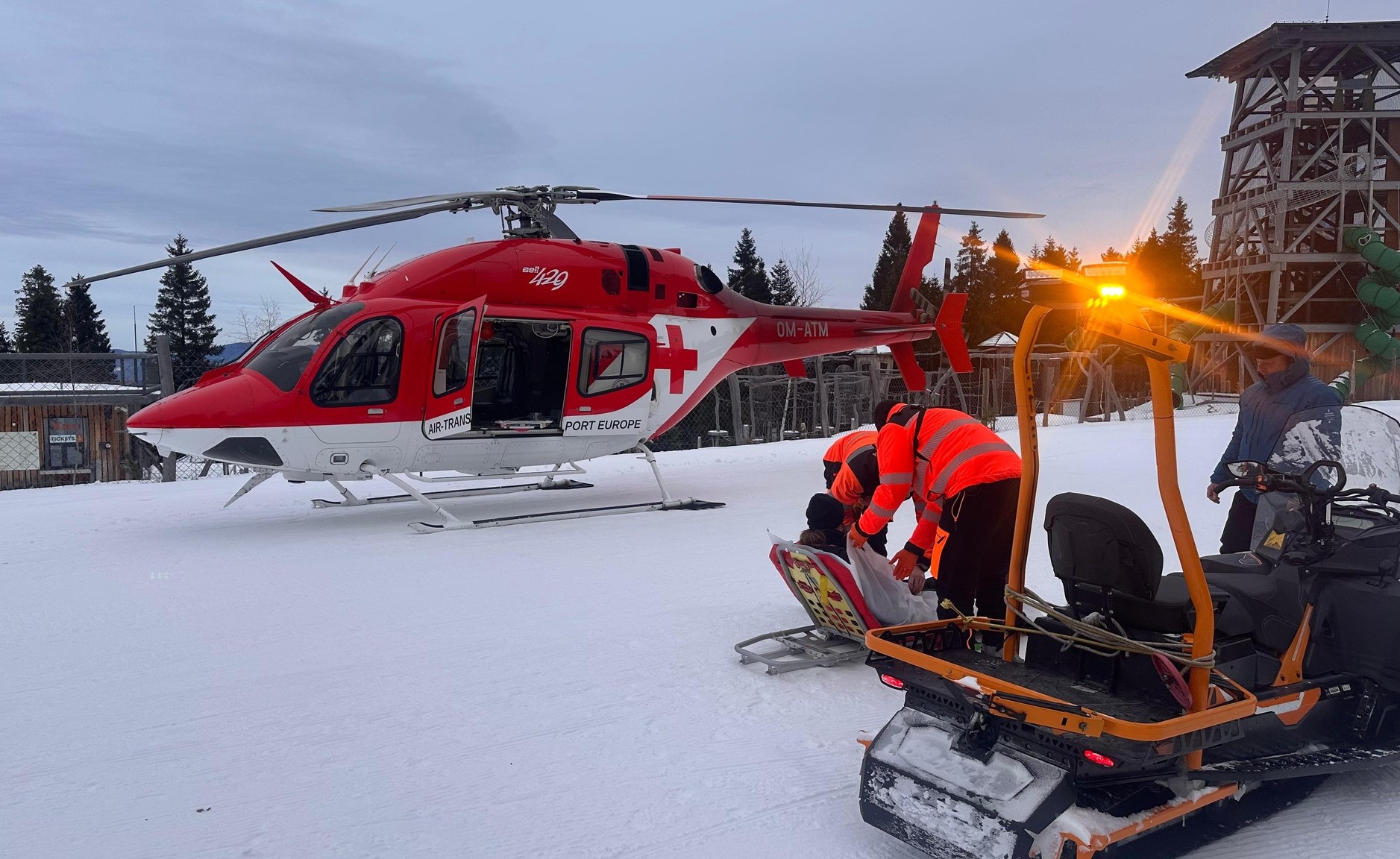 Ťažké úrazy si na svahoch vyžiadali aj asistenciu záchranárskych vrtuľníkov