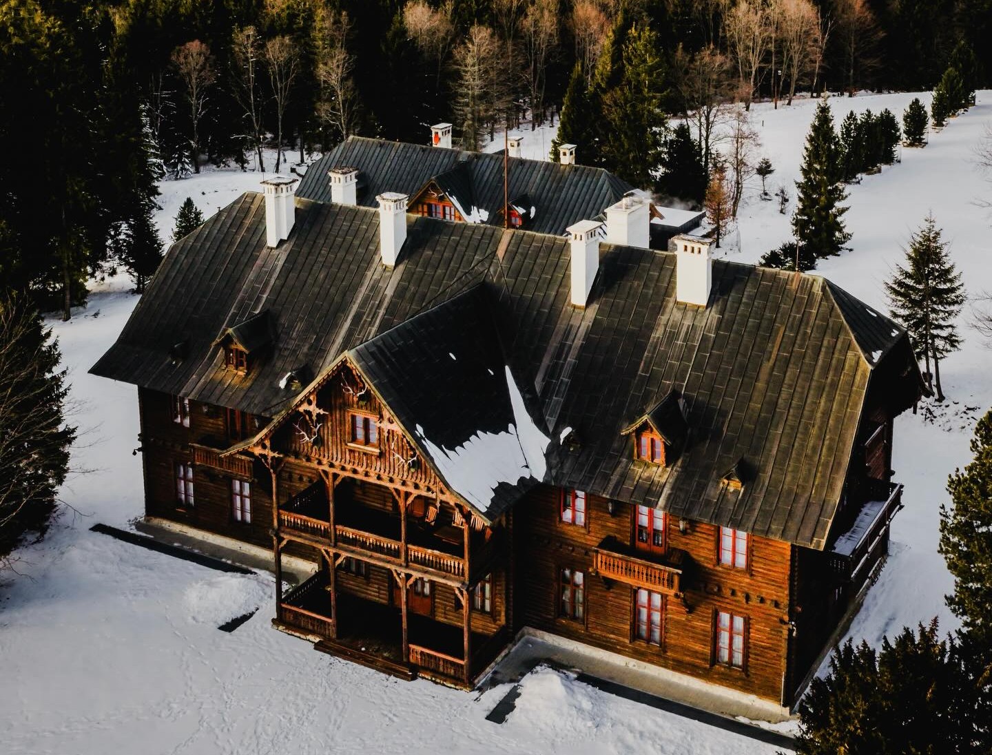 Lovecký zámoček z vtáčej perspektívy