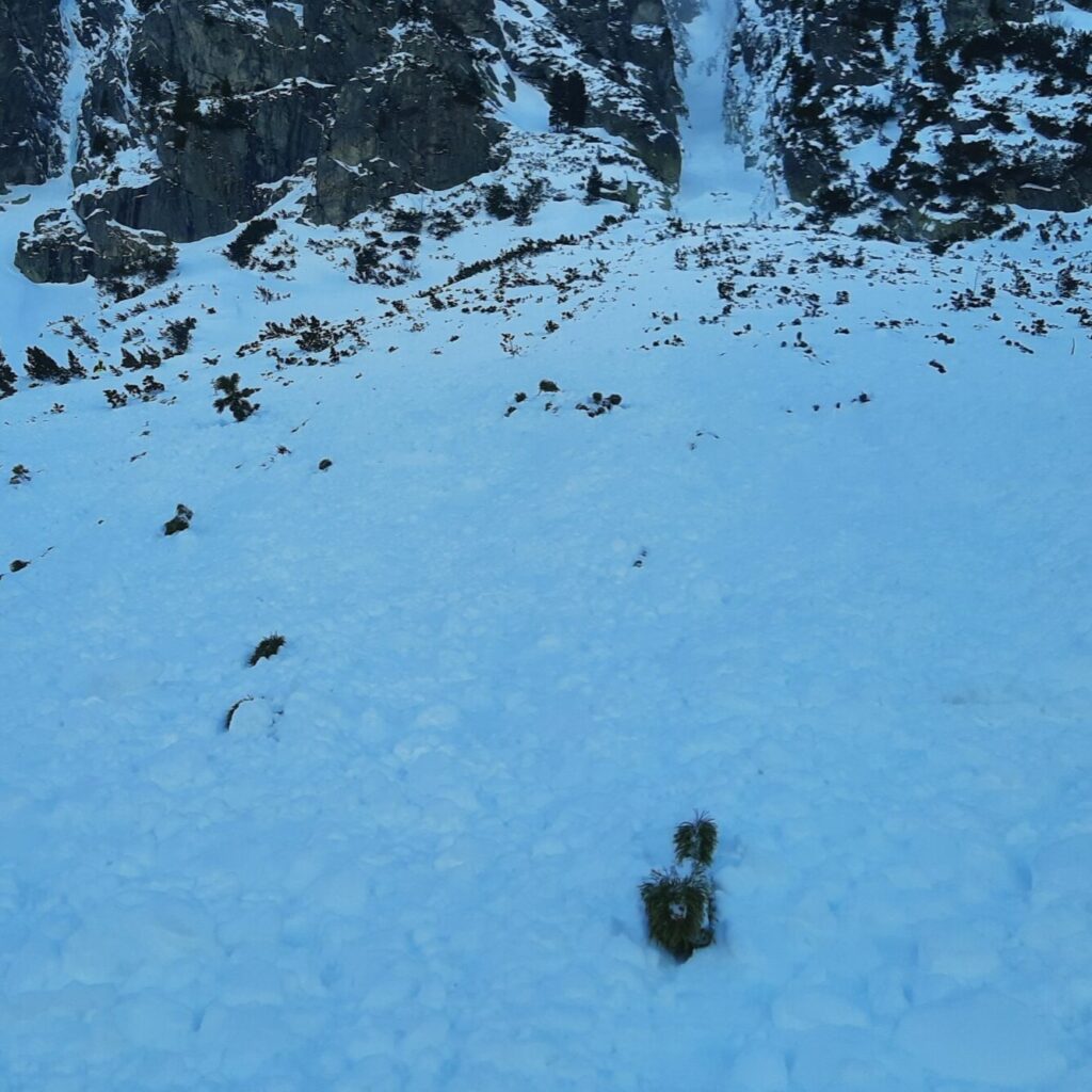 Pozor na lavíny. Pod jednou v Mengusovskej doline zahynuli dvaja poľkí skialpinisti