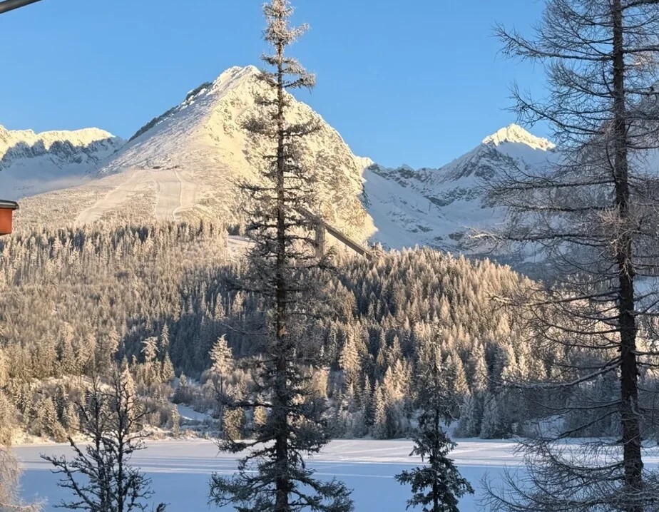 Pohľad na Štrbské Pleso, ktorý zaujal fanúšikov Paula Wesleyho