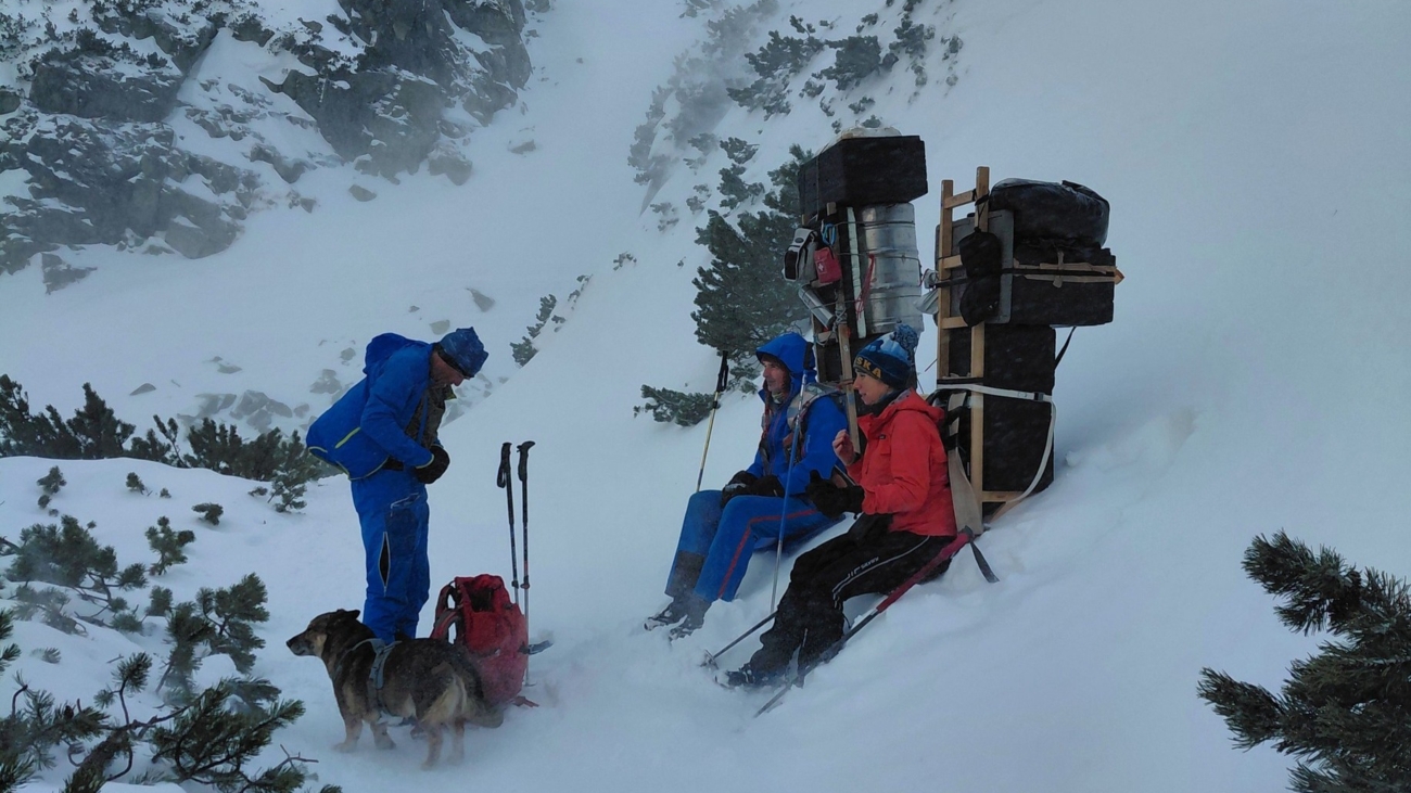 Vysokohorskí nosiči pri vynáške v zime