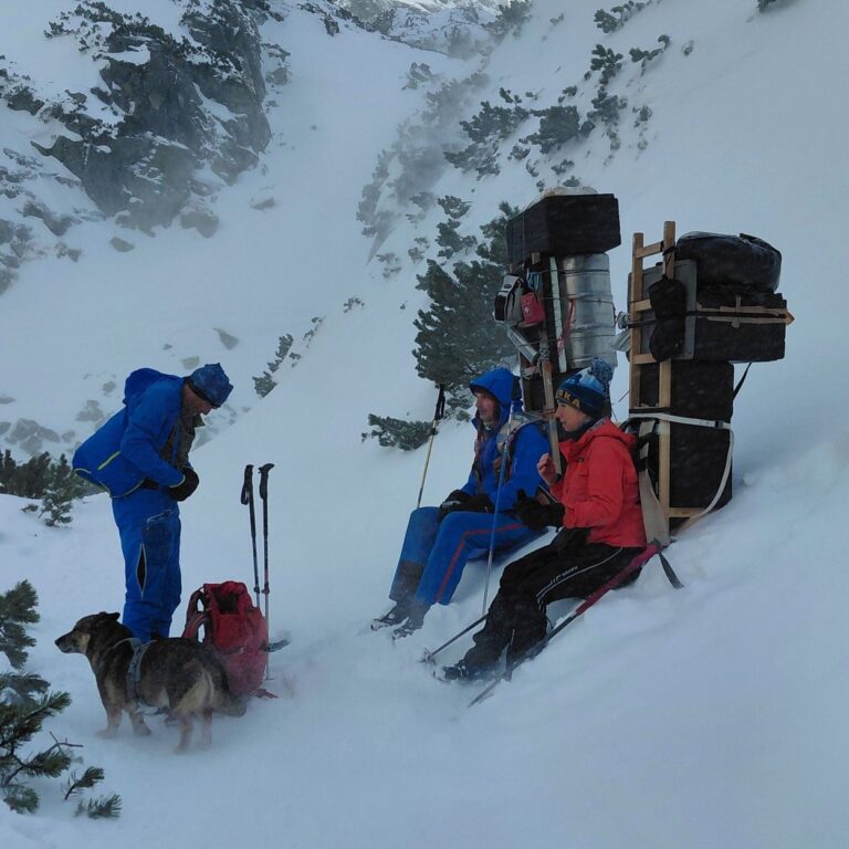 Vysokohorskí nosiči pri vynáške v zime