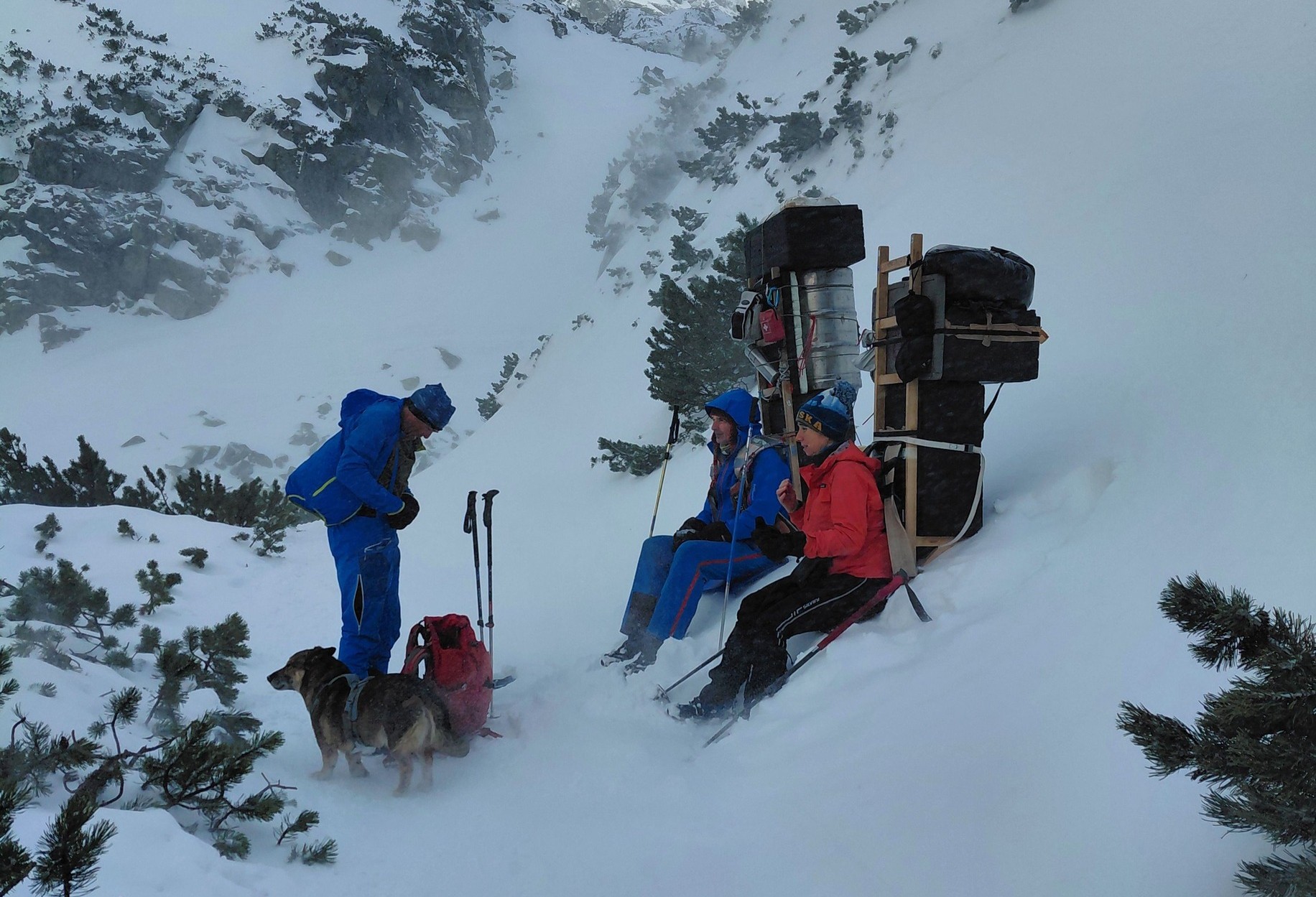 Vysokohorskí nosiči pri vynáške v zime