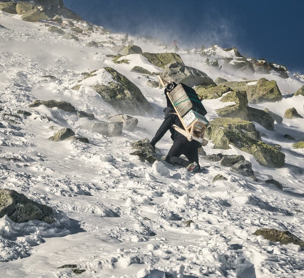 Horských nosičov vie zima potrápiť