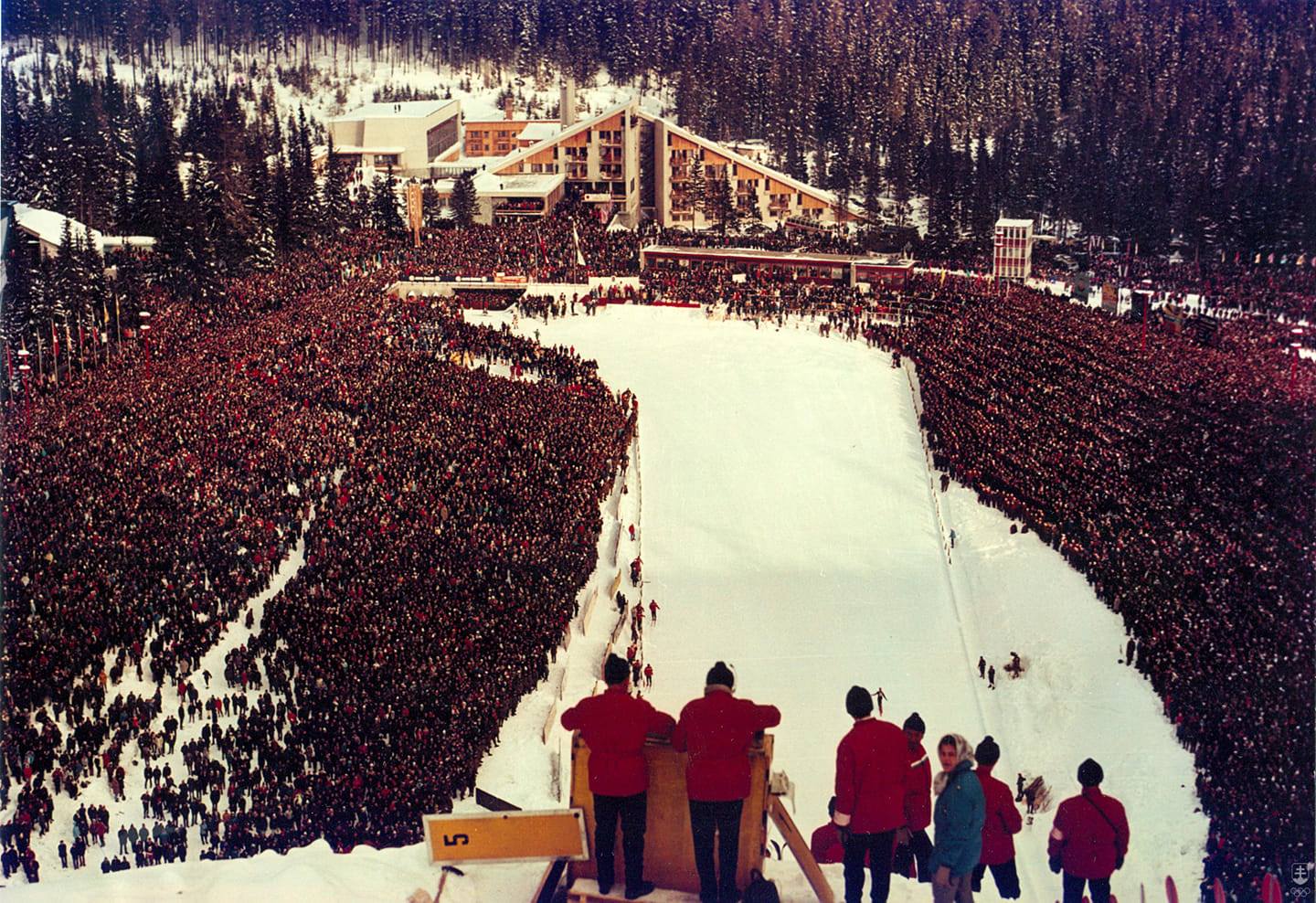 Tisíce divákov sledovalo súťaže v skokoch na lyžiach