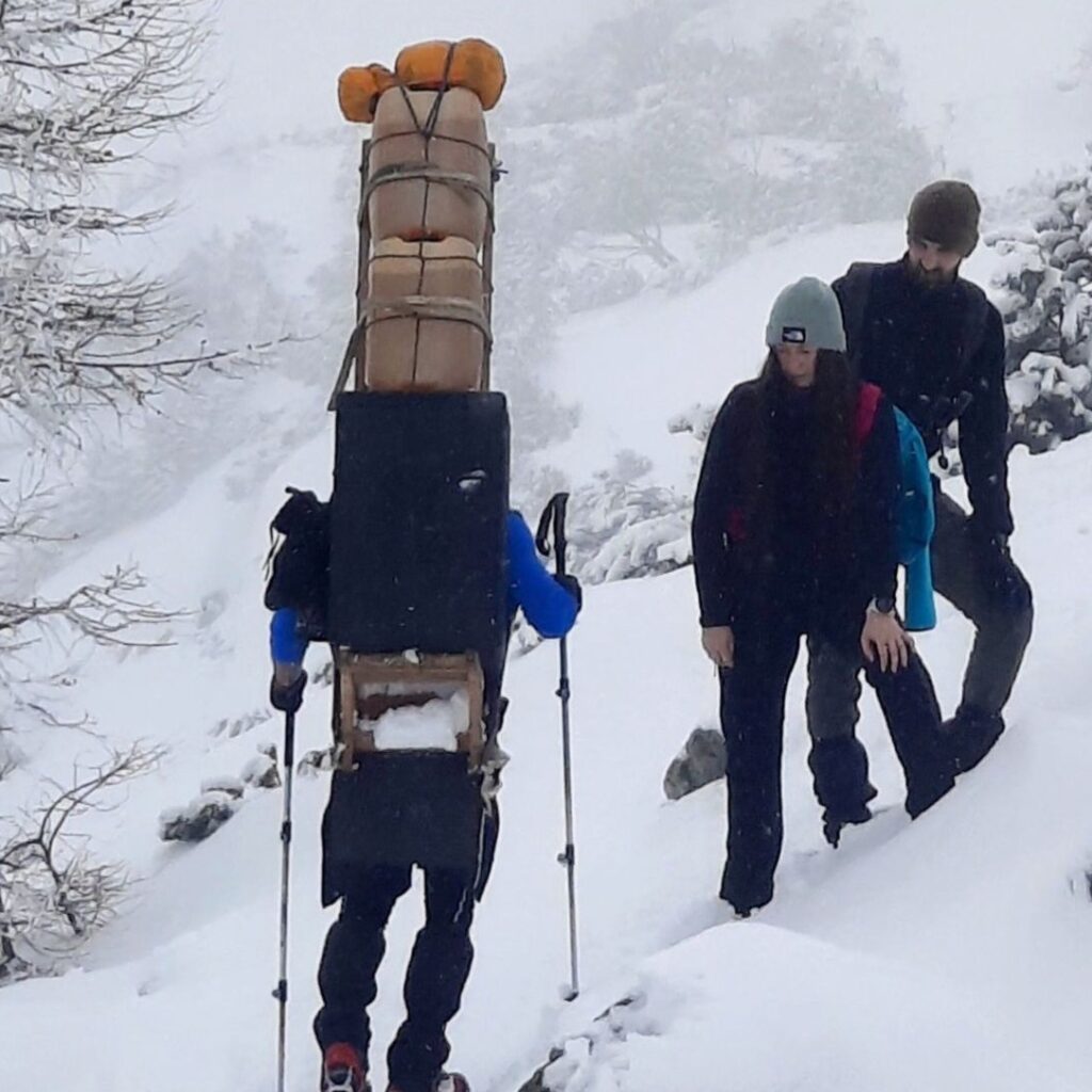 Cestou na Zbojníčku. Návštevníci Tatier obdivujú prácu horských nosičov