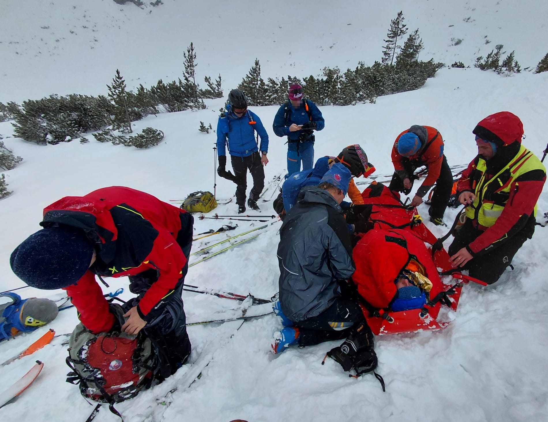 Skialpinista mal šťastie. Zranil si iba členok