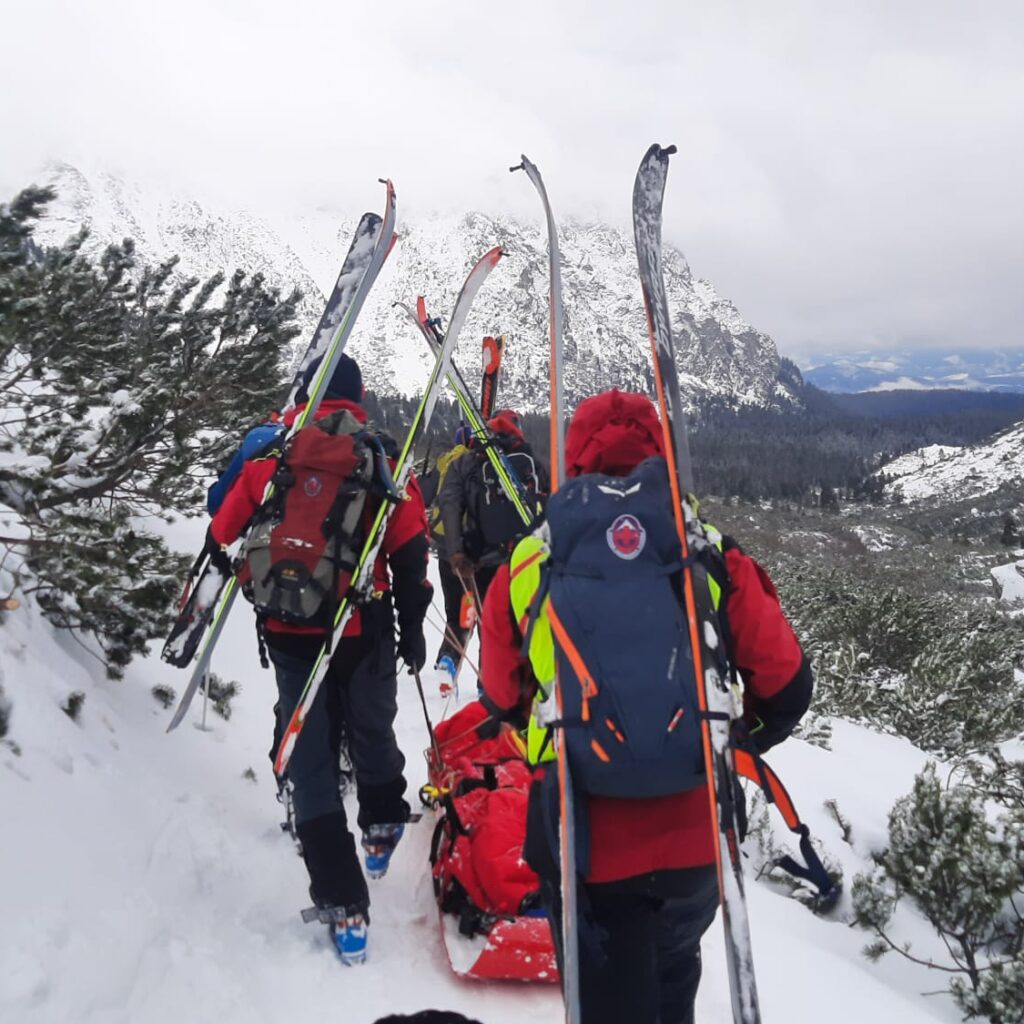Zraneného transportovali k sanitke
