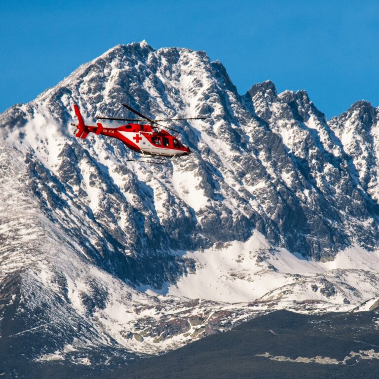 Pod lavínou zahynuli dvaja lyžiari