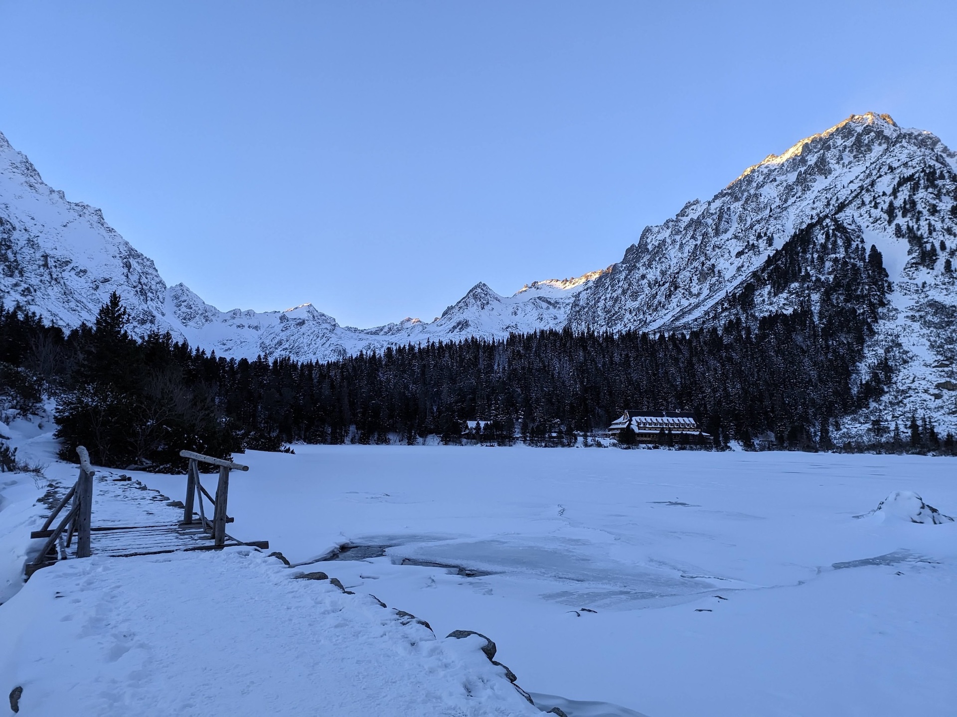 Zamrznuté Popradské pleso a Chata pri Popradskom plese v zime. Foto: Ľuboš Lui Herda.