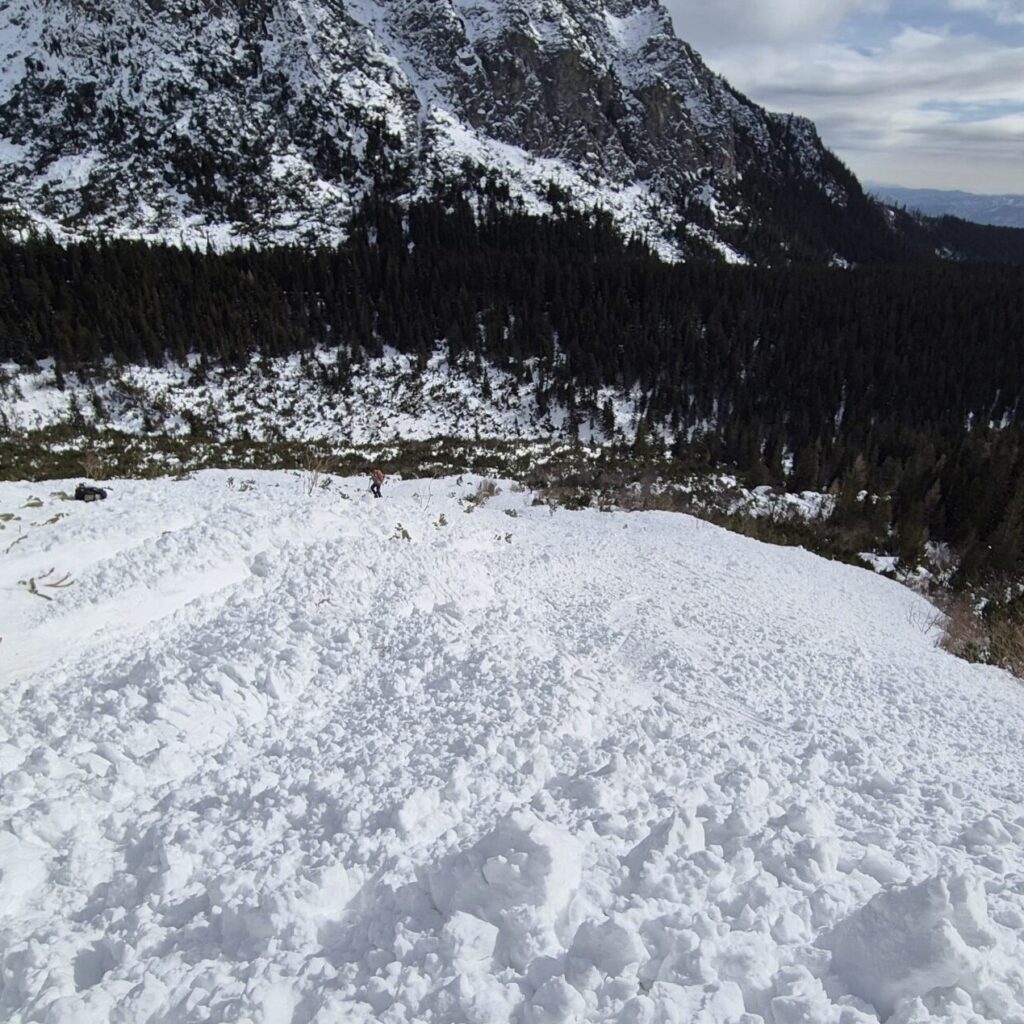 Pod masami snehu, našťastie, nebol nikto