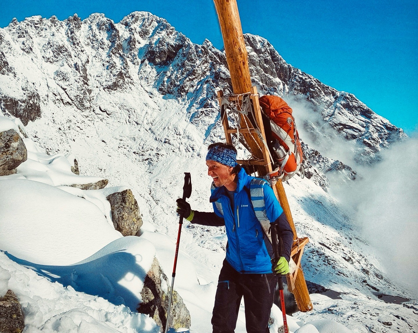 Opravovať smerovníky v zime nie je ľahká práca