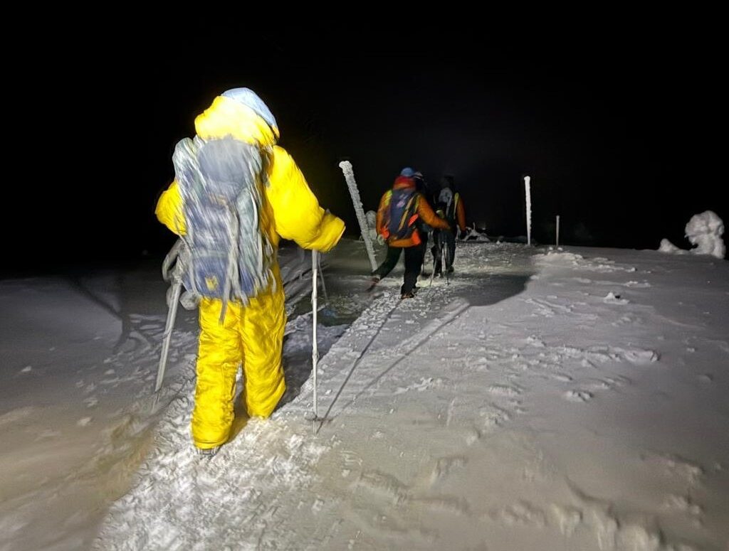 Záchranári s turistami zostúpili na Chatu Magurka