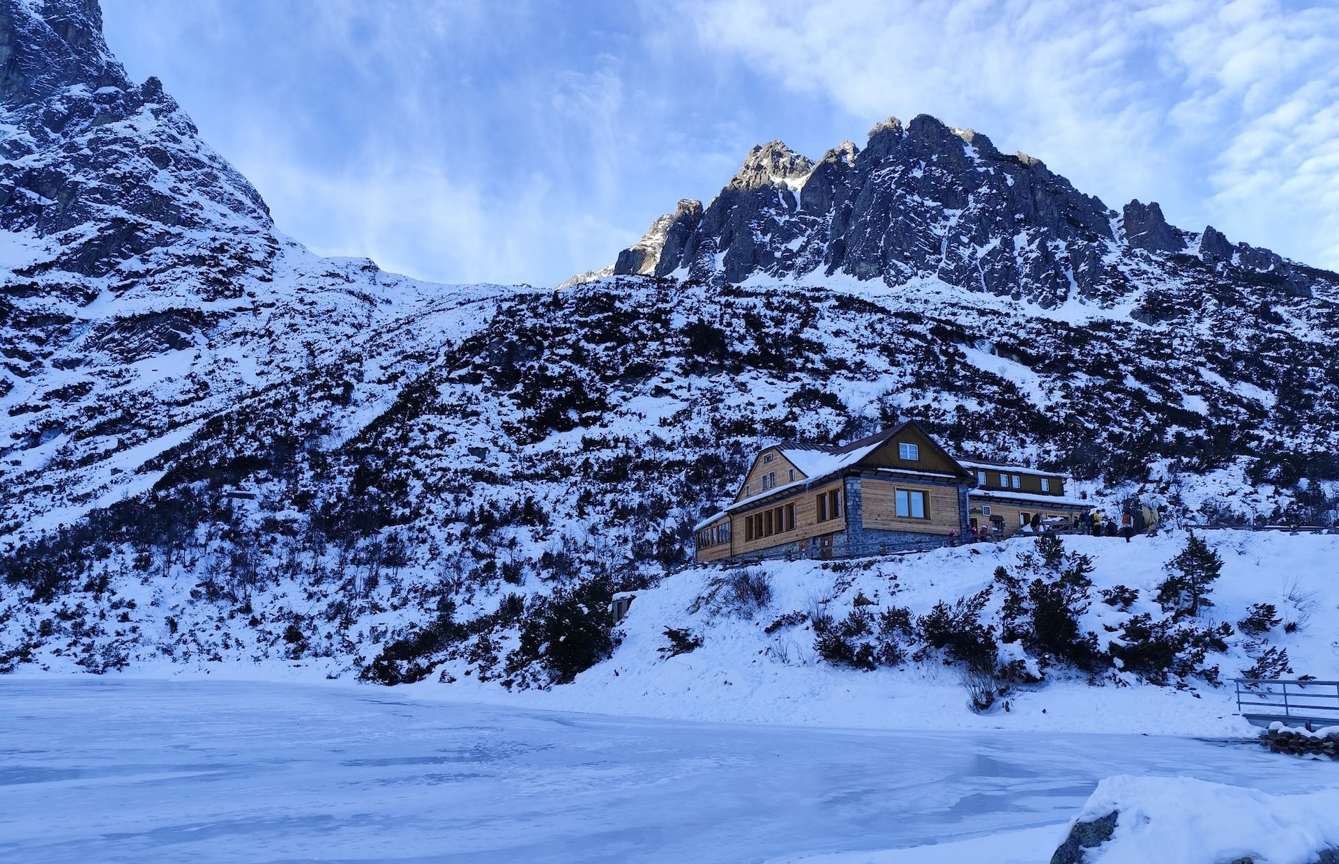 Zamrznuté Zelené pleso a Chata pri Zelenom plese. Foto: Petra Volnová Havranová.
