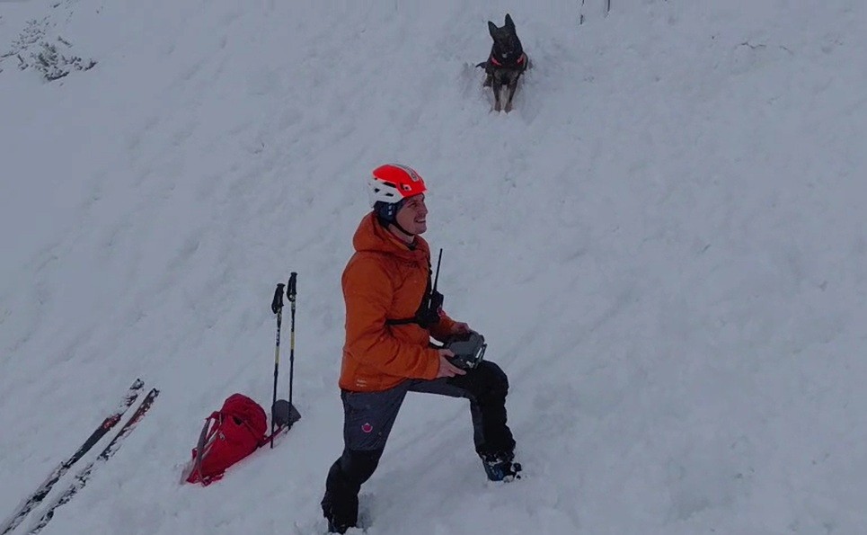 Lavínisko prehľadal aj psovod s lavínovým psom