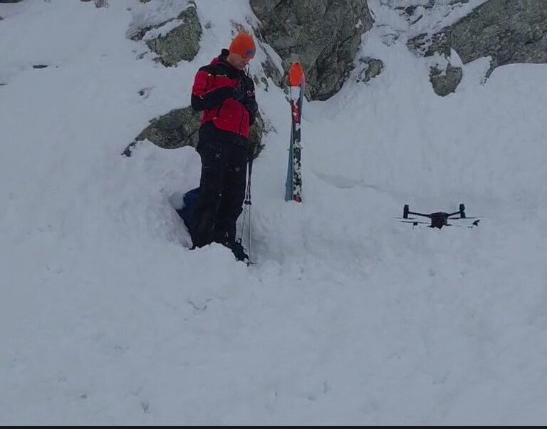 Lavínisko skontrolovali aj dronom