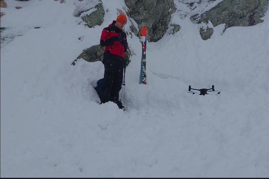 Lavínisko skontrolovali aj dronom