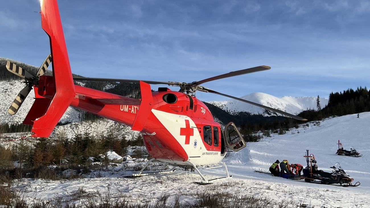 K zraneniam lyžiarov lietajú záchranárske vrtuľníky často