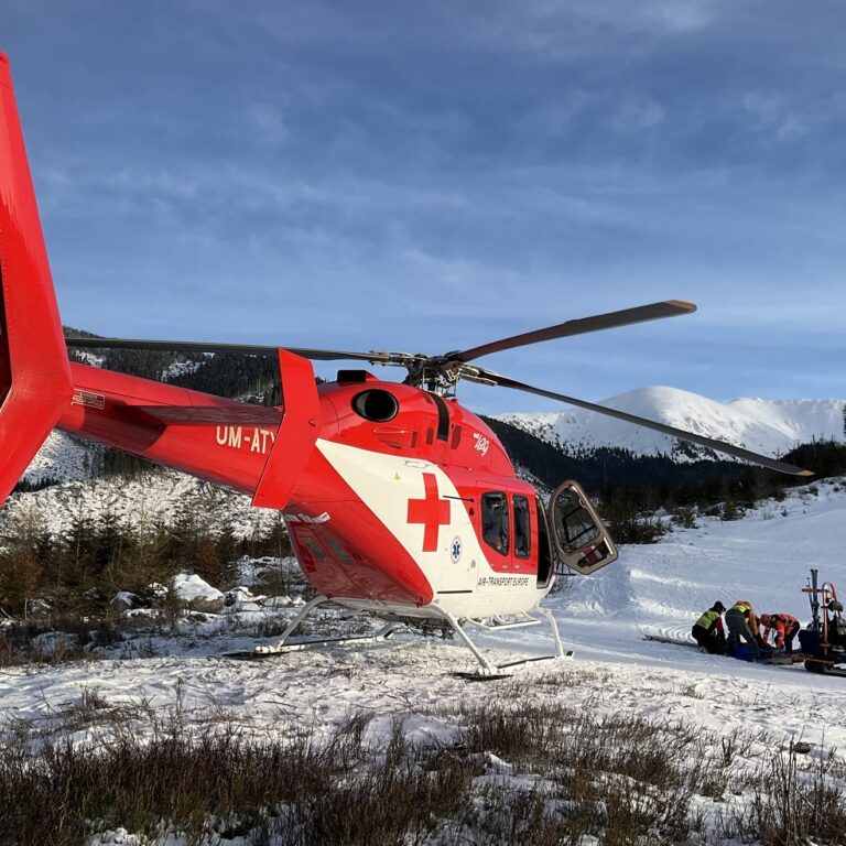 K zraneniam lyžiarov lietajú záchranárske vrtuľníky často