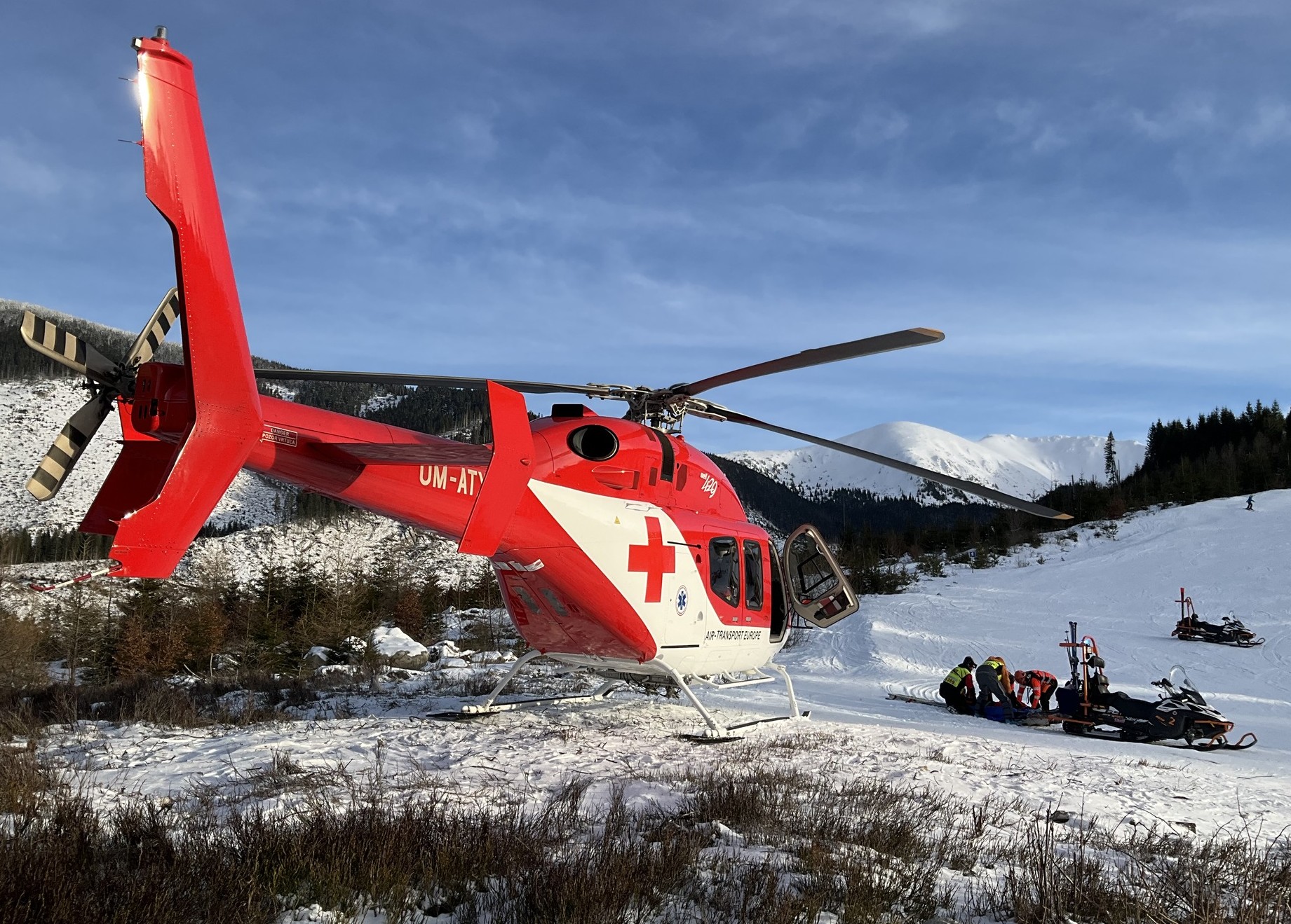 K zraneniam lyžiarov lietajú záchranárske vrtuľníky často