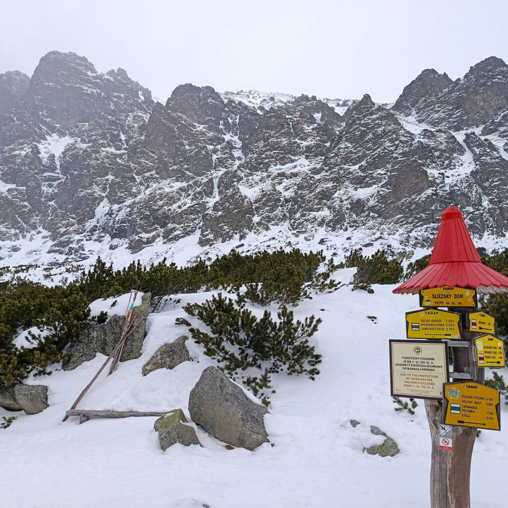 Turistický smerovník v Tatrách. Foto: Andrea Turistka.
